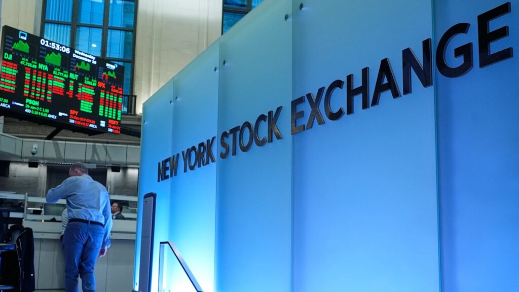 Stock market falls after mixed data on the economy Stock market falls after mixed data on the economy