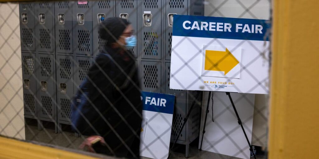 The Economy Is Growing. That Doesn’t Mean Companies Are Hiring More. The Economy Is Growing. That Doesn't Mean Companies Are Hiring More.