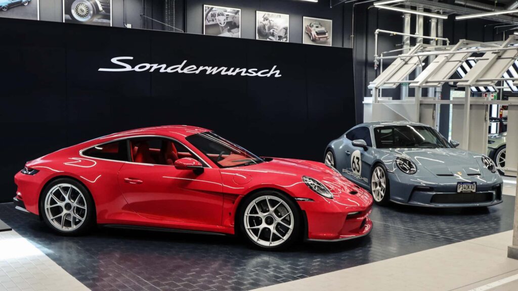 Two Porsche 911 S/Ts Somehow Ended Up With the Same Badge