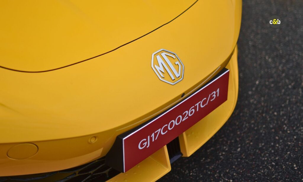 छह एयरबैग वाले मॉडल को बड़ों के लिए 3-स्टार और बच्चों के लिए 2-स्टार सुरक्षा रेटिंग मिली; डुअल एयरबैग वाले मॉडल को 2-स्टार रेटिंग दी गई है.