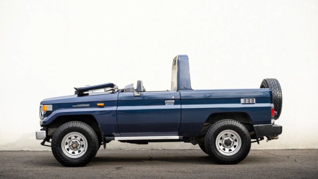 Maybe I’m Supposed to Buy a 70 Series Toyota Land Cruiser With a Fold-Down Windshield and a Roll Hoop