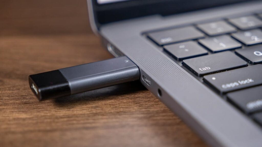 How to Use Almost Any Computer Without Leaving a Trace