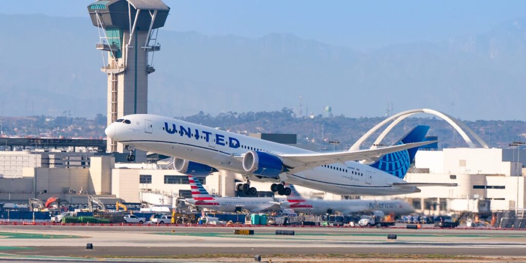 United 787 Engine Fire Prompts Evacuation in Los Angeles