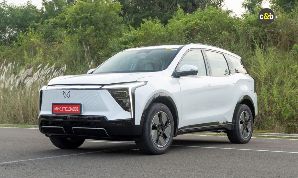 2026 मायबाक एस-क्लास में नई एस-क्लास के अनुरूप डिजाइन में बदलाव किए गए हैं, इसमें अधिक शक्तिशाली वी8 इंजन है, जबकि चुनिंदा बाजारों में V12 इंजन भी बरकरार रखा गया है.