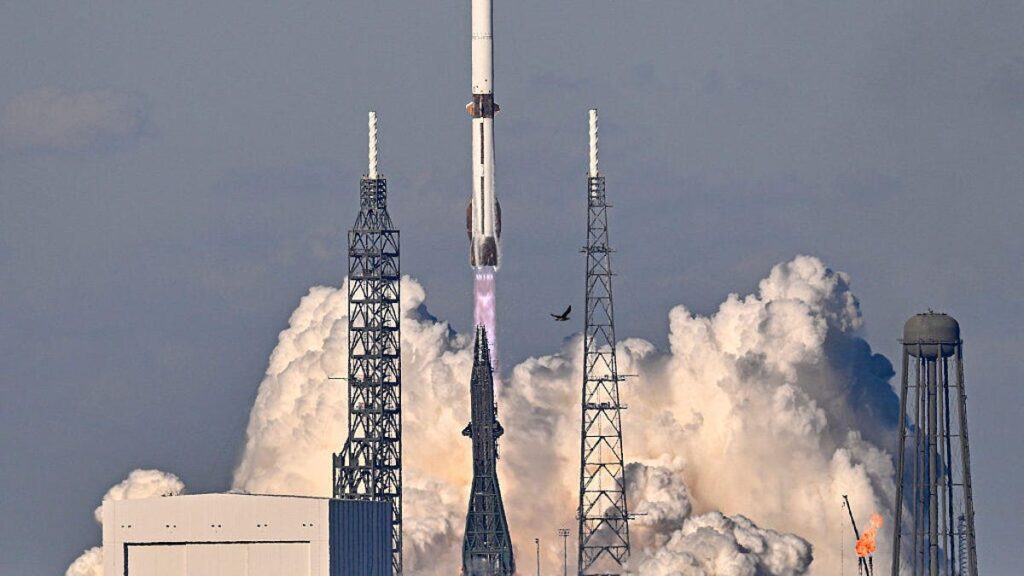 blue origin New Glenn rocket lifts off at Cape Canaveral