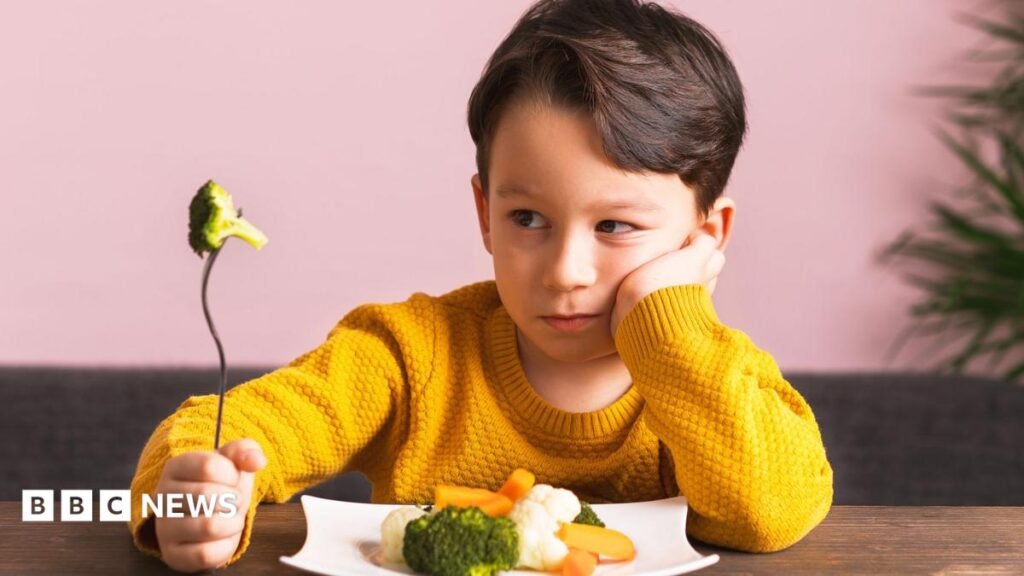 Your tips on getting a fussy child to eat, and six recipes they’ll love Two young women surrounded by studio lights and tripods selling eyelash serums on a live stream